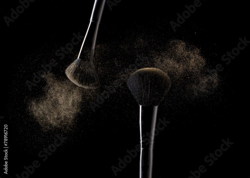 Gold powder explosion with 2 beauty brushes