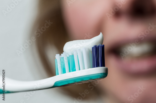 Zahnbürste mit Zahnpasta und Mund mit Klammer