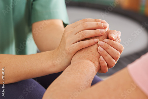 Hände halten Hand einer Seniorin bei Kondolenz