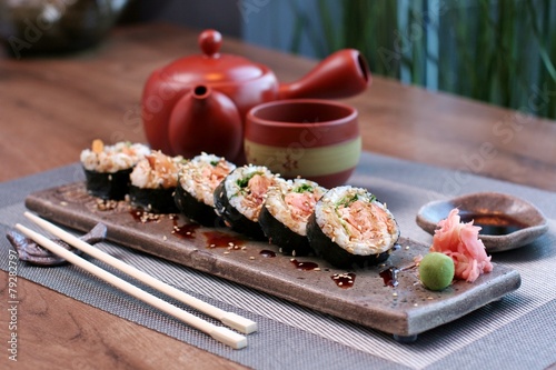 Sushi, futomaki serwowane w restauracji.