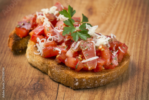 Tosta con jamón y tomate