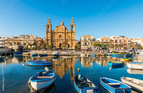L'église Stella Maris, d'inspiration baroque et ses bateaux de pêche à Msida, Malte