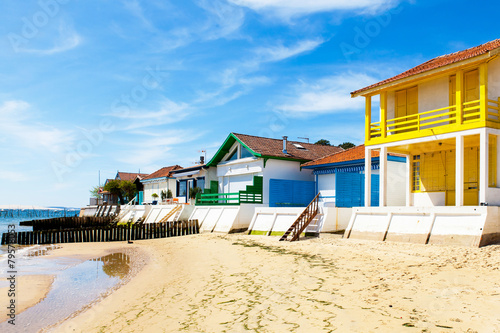 maison colorée du village de l'herbe bassin arcachon