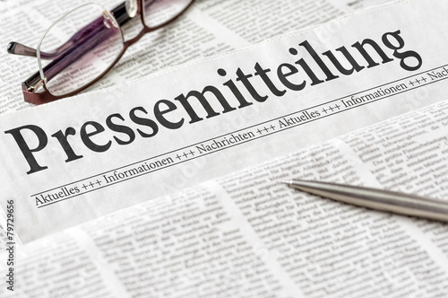 Zeitung mit der Überschrift Pressemitteilung