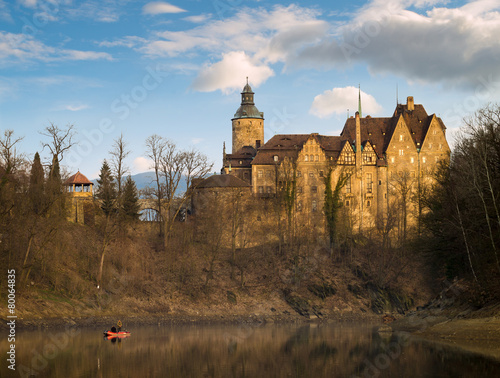 Zamek Czocha wczesną wiosną,widok od strony jeziora