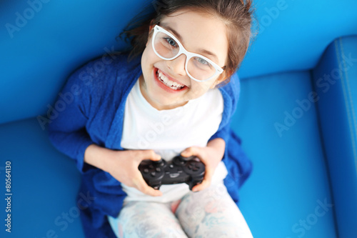 Kocham grać! Dziecko gra w grę video
