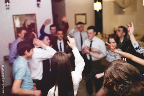 Młodzi ludzie zabawy tańca na imprezie