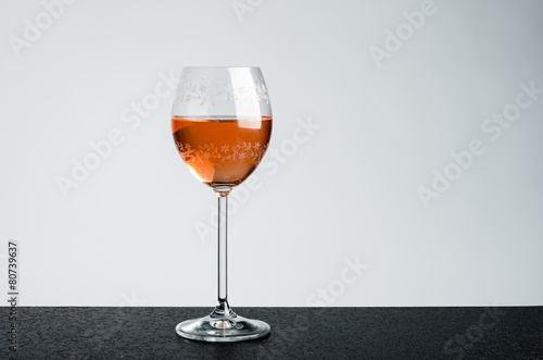 Kieliszek z różowym winem