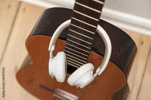 Kopfhörer und Gitarre