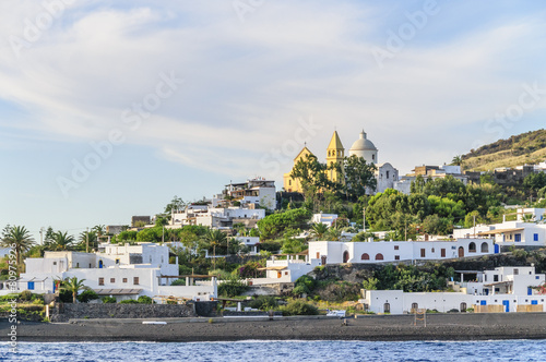 Stromboli-Ort mit schwarzem Strand