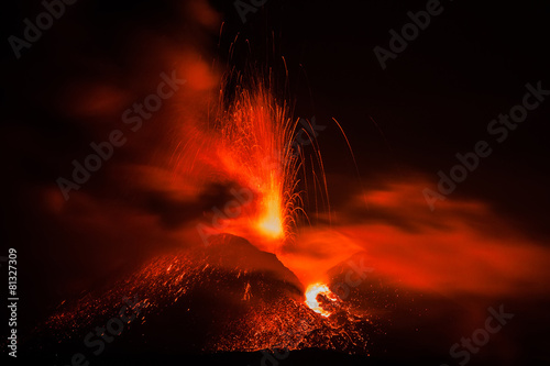 explosion volcano Etna at night