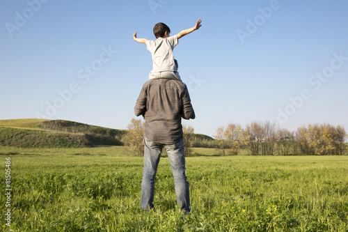 Padre con figlio piccolo sulle spalle