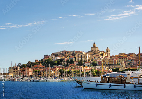 Blick auf den Hafen und die Altstadt von Imperia (Ligurien)