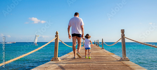 bimbo e padre sul molo