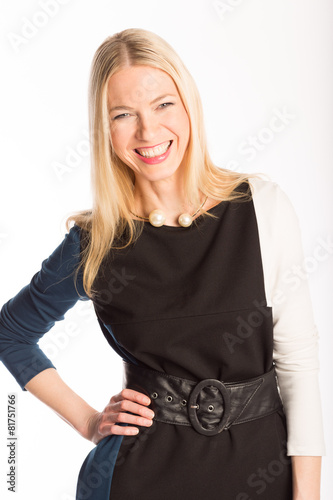 blonde Frau im Kleid