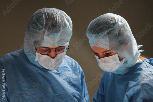 Zwei Ärzte bei der Arbeit mit Blick nach unten