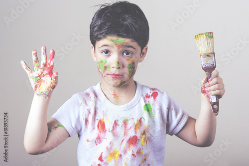 niño pintando