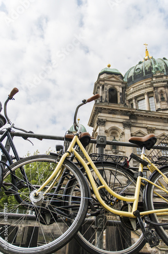 Bicicletas aparcadas frente a la Catedral de Berlín, Alemania.