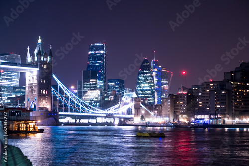 Panoramica notturna del Tower Bridge a Londra