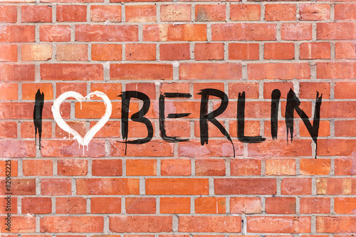 "I love Berlin" Graffiti auf einen Mauerhintergrund gerendert