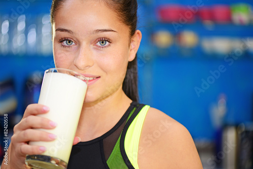 Junge Frau trink Milchshake beim Sport