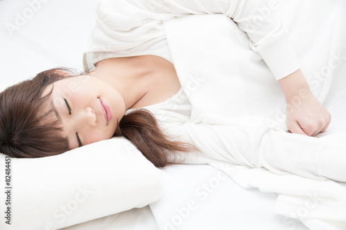 眠る女性