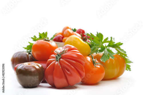 assortiment de tomates sur fond blanc 