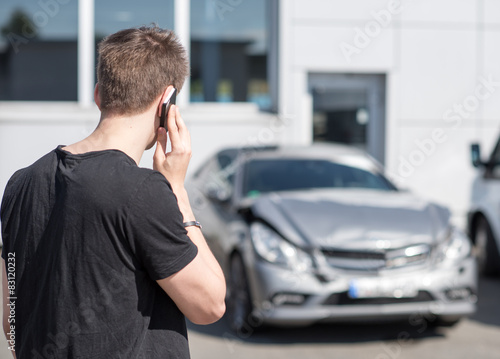 Fahranfänger hat Unfall und telefoniert