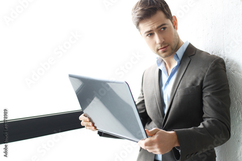 Biznes.Mężczyzna w garniturze pracuje z komputerem