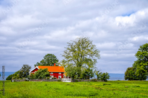 Ett rött hus vid sjön