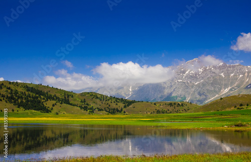 Piccolo lago di montagna in Abruzzo