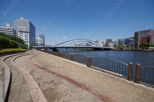 川辺の遊歩道と橋