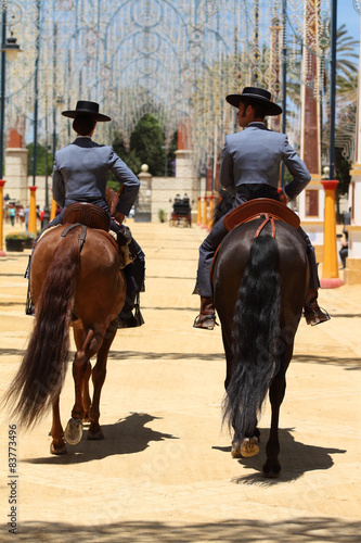 Jinete y amazona con caballos, paseo de caballos