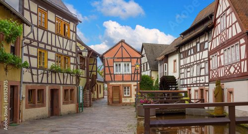 historische Gasse mit Mühlrad und Fachwerkhäusern, Annweiler i