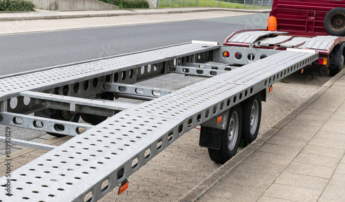 Lastwagen mit Anhänger geparkt an Straßenrand