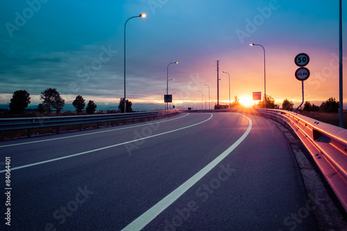 Strada e guard rail al tramonto
