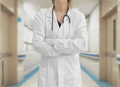 Medico con camice bianco stetoscopio sfondo corridoio ospedale 