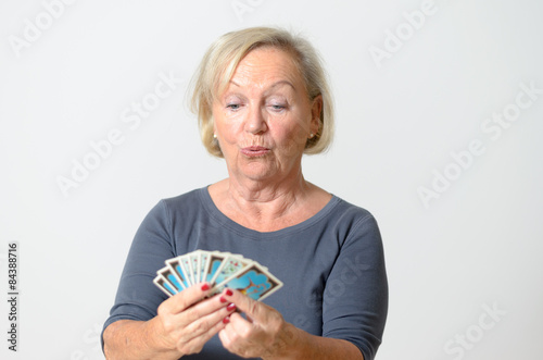 Seniorin hält Spielkarten in der Hand