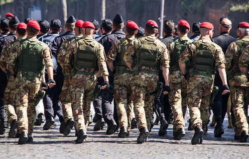 Soldati nella parata del 2 giugno, festa della repubblica italiana 