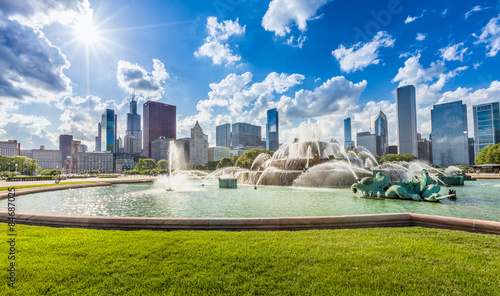 Buckingham fountain and Chicago downtown skyline