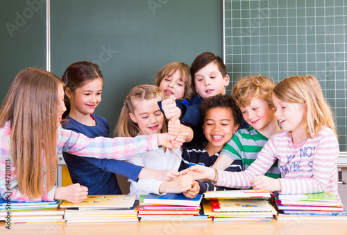 Schüler beim Lernen mit Bücher schlagen in die Hände