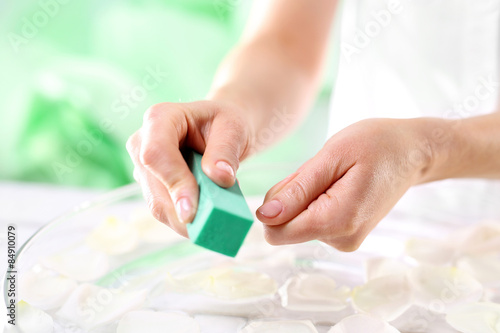 Kobieta poleruje paznokcie . Manicure, naturalny manicure w studio paznokcia