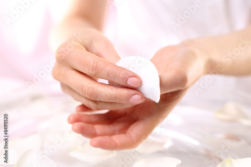 Manicure, zmywacz do paznokci Manicurzystka usuwa lakier z paznokci zmywaczem i płatkiem kosmetycznym 