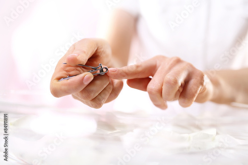 Obcinanie paznokci, pielęgnacja dłoni