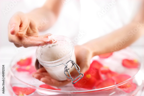 Salon urody, manicure z peelingiem dłoni