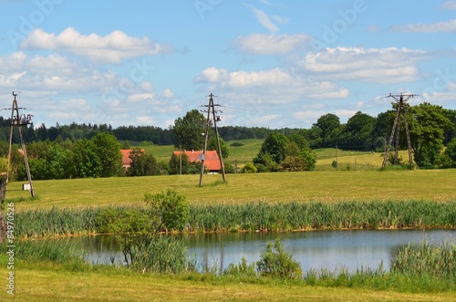 słupy elektryczne na polu 