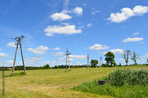 słupy elektryczne na polu 