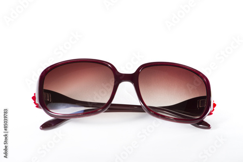 Noszenie okularów przeciwsłonecznych nie tylko dopełnia stylizację lecz również chroni wzrok.