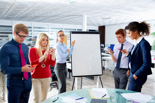 woman presentation distracted people with phone