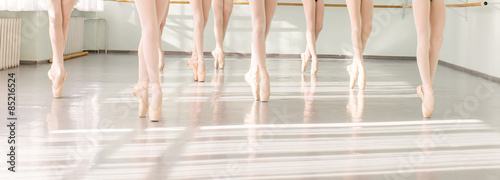 nogi tancerzy baleriny w klasie taniec klasyczny, balet
